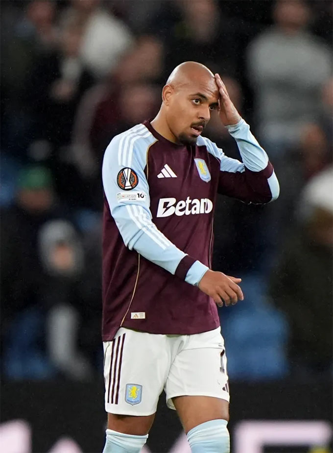 Tiền đạo Donyell Malen của Aston Villa bị thương sau khi các CĐV Young Boys gây hỗn loạn