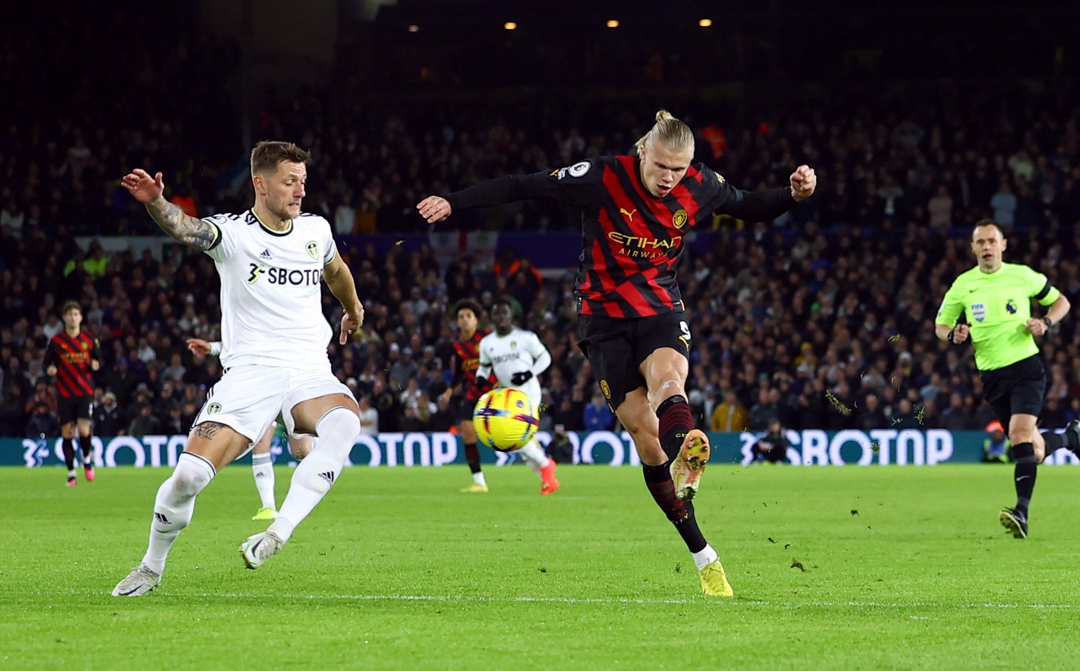 Mùa 2022/23, Haaland đã ghi 2 bàn trong chiến thắng 3-1, nhưng từ chối ăn mừng vì tôn trọng Leeds