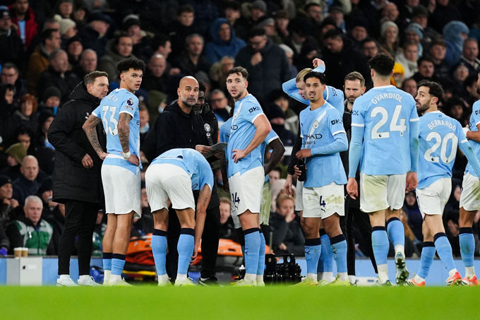 HLV Pep Guardiola tranh thủ họp với các cầu thủ Man City ngay trên sân