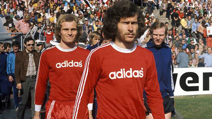 Breitner dẫn đầu các cầu thủ Bayern làm "cách mạng"