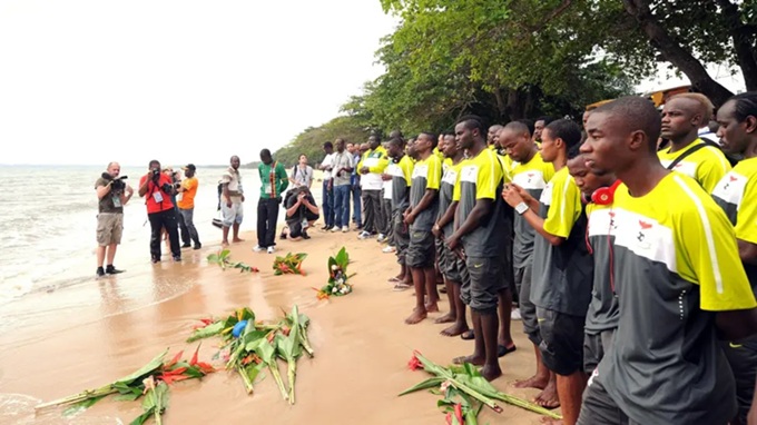 Thế hệ sau của ĐT Zambia tưởng niệm các tiền bối