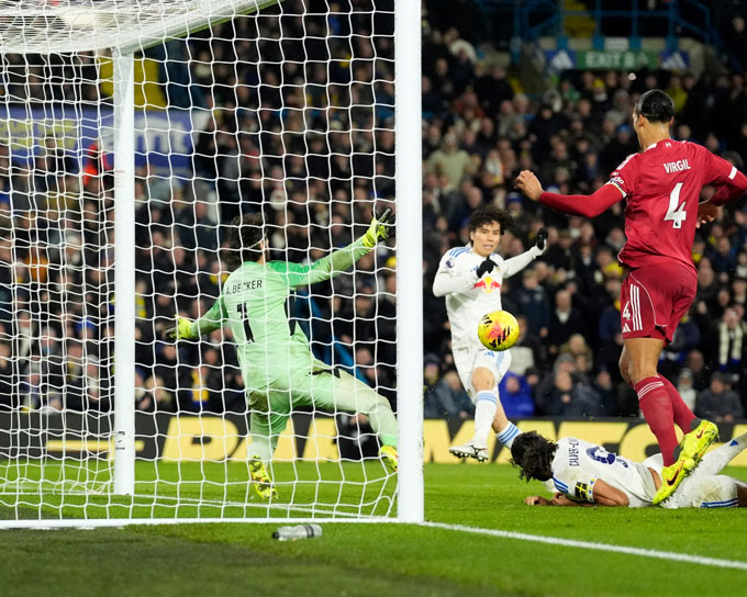Tanaka ghi bàn gỡ hoà 3-3 cho Leeds trước Liverpool
