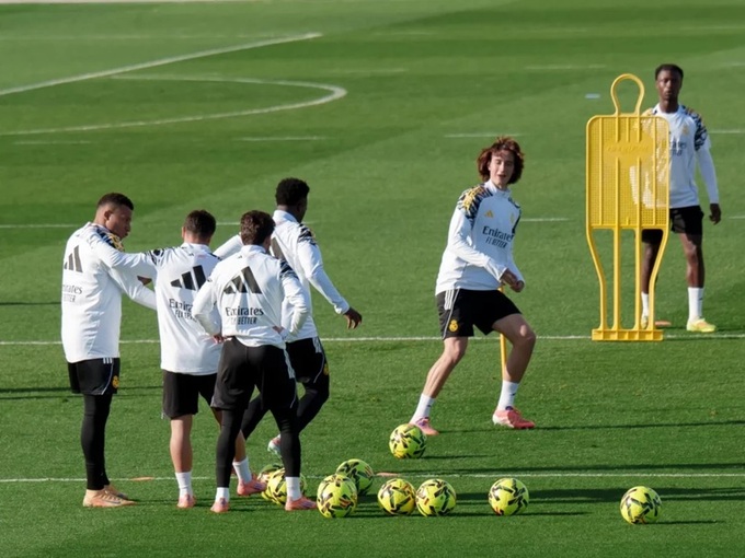Martinez tham gia buổi tập cùng các đàn anh ở đội 1 trước trận gặp Celta Vigo