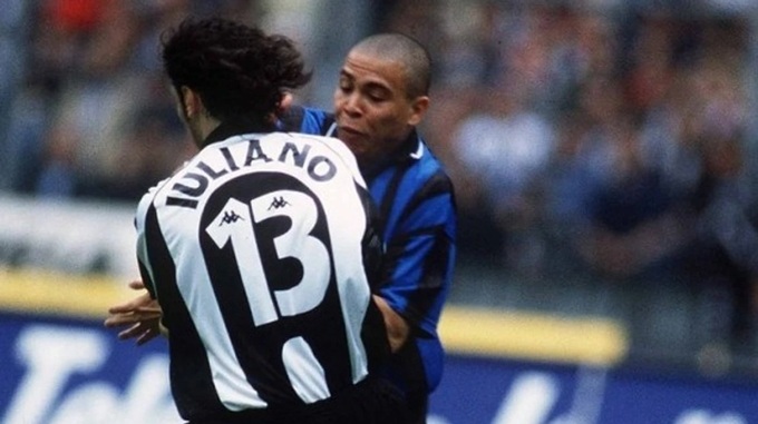 Ronaldo đối mặt với hậu vệ Mark Iuliano của Juventus