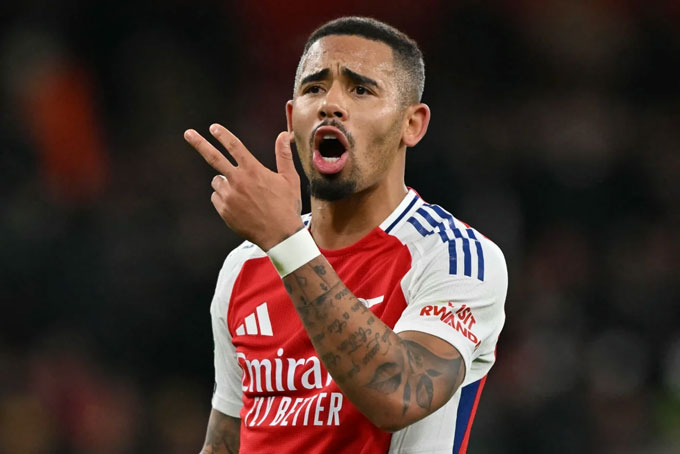 Gabriel Jesus vừa tái xuất sân cỏ