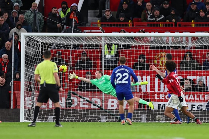 Jordan Pickford cân bằng kỷ lục với Onana