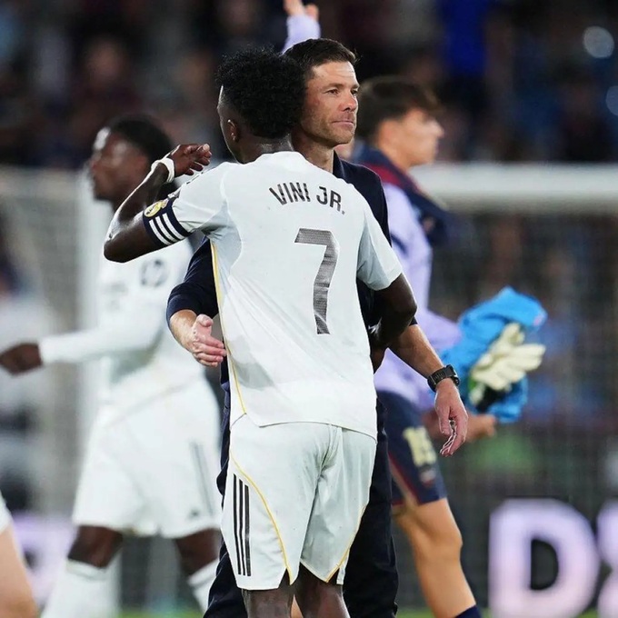 Vinicius Jr dành cho HLV Xabi Alonso cái ôm rất chặt