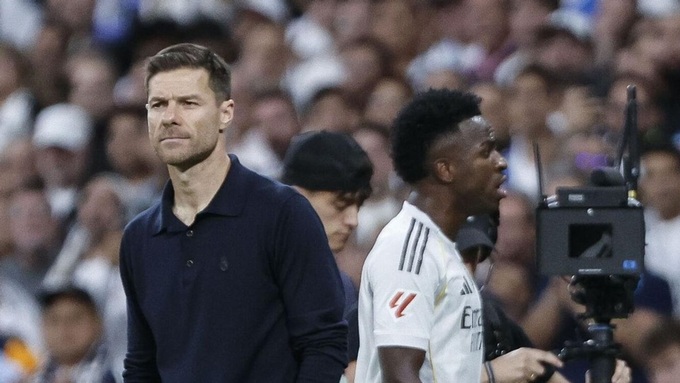 HLV Xabi Alonso khẳng định ông không có vấn đề gì với Vini