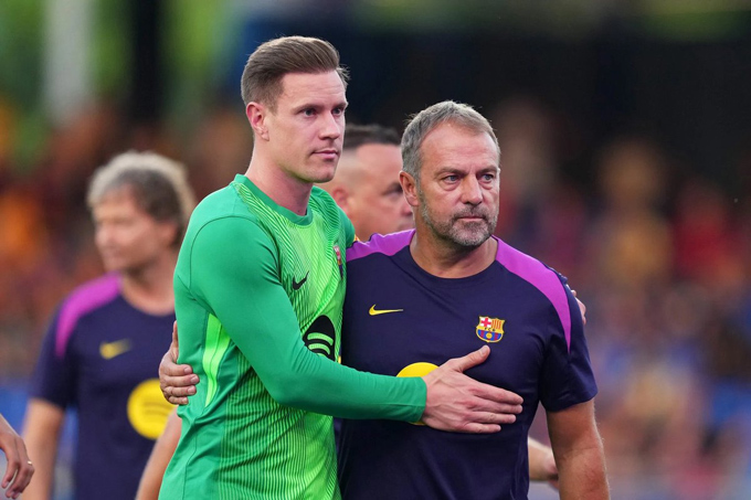 Flick khẳng định Ter Stegen vẫn là đội trưởng và đang có lộ trình để anh trở lại dần