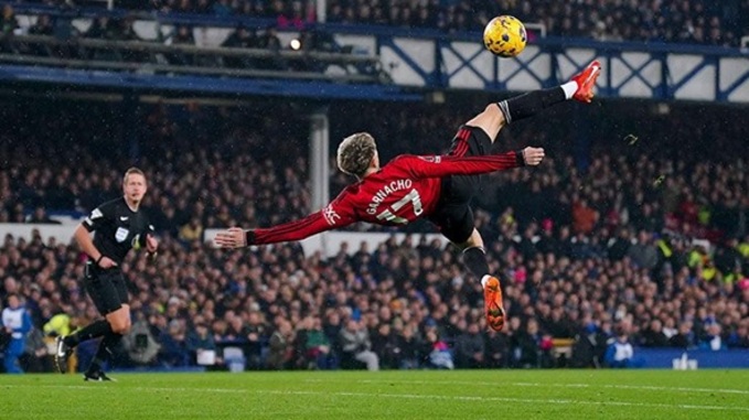 Garnacho được nhớ đến với cú "xe đạp chổng ngược" để đời vào lưới Everton