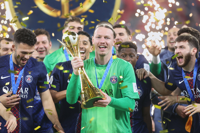 Thủ môn Matvei Safonov của PSG giương cao chiếc Cúp Liên lục địa cùng đồng đội