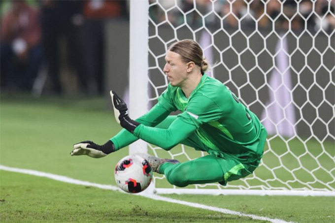 Matvei Safonov gãy tay khi bắt penalty