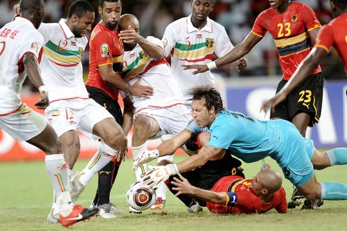 ĐT Mali (áo trắng) từng ôm hận bởi cái bắt tay của Algeria và Angola