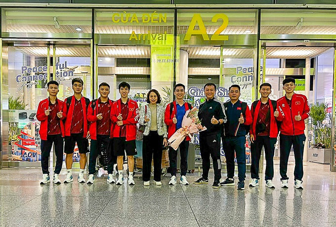 Trưởng phòng ĐTQG VFF Đoàn Anh Tuấn và Phó Chánh văn phòng VFF Phạm Thị Dung ra sân bay Nội Bài đón các thành viên của ĐT futsal Việt Nam