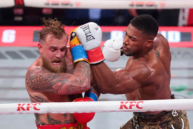 Joshua (bên phải) hạ knock-out Jake Paul