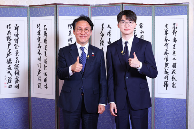Faker rạng rỡ bên cạnh Thủ tướng Hàn Quốc, Kim Min-seok
