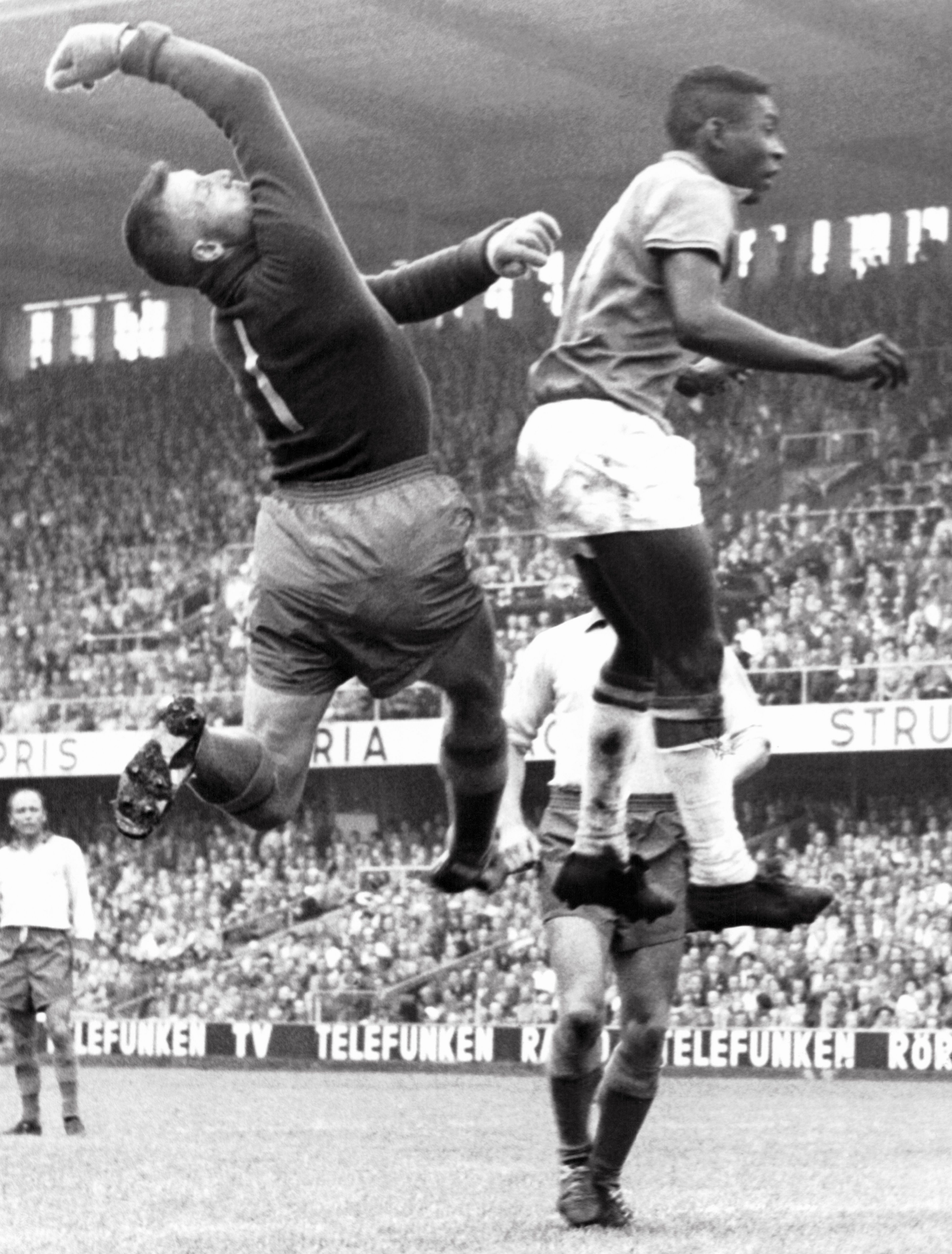 Pele bắt đầu ghi bàn vào năm 1958 khi mới chỉ 17 tuổi và tỏa sáng từ đó