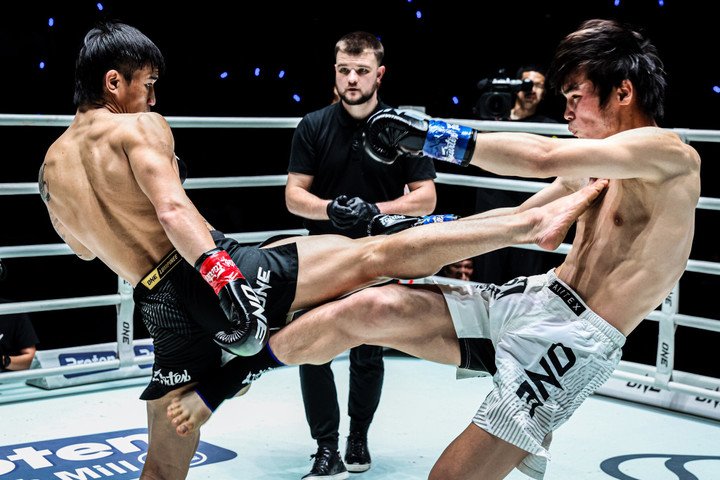 Liu Mengyang (Lưu Mông Dương, quần trắng) hạ gục Tawanchai sau 40 giây