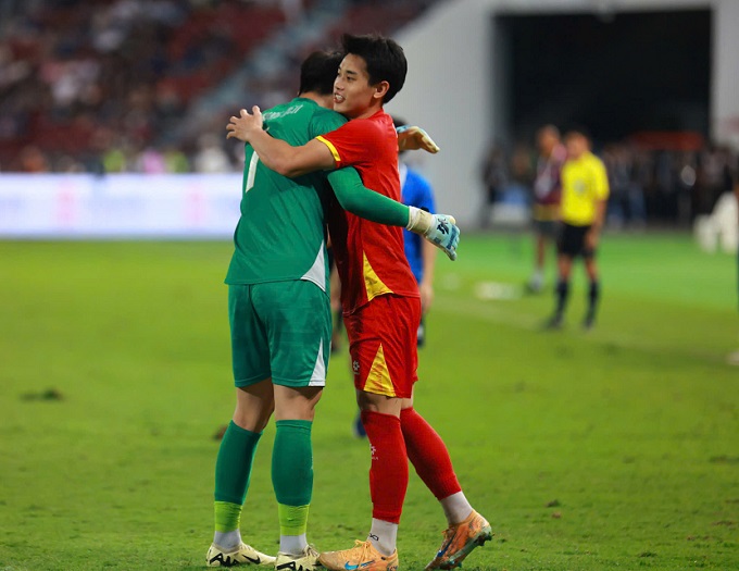 Thủ môn Trung Kiên và tiền đạo Đình Bắc ăn mừng ở SEA Games 33 - Ảnh: Đức Cường