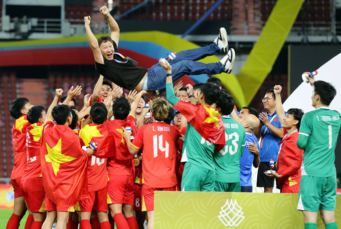 Thầy trò HLV Kim Sang Sik ăn mừng chức vô địch SEA Games 33. Ảnh - Đức Cường
