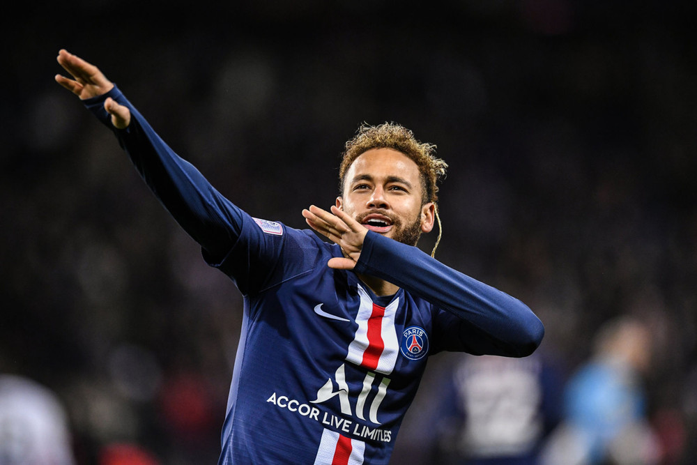 Năm 2021, một số báo cáo cho rằng Neymar đã nhận thêm tiền vì vỗ tay chào NHM