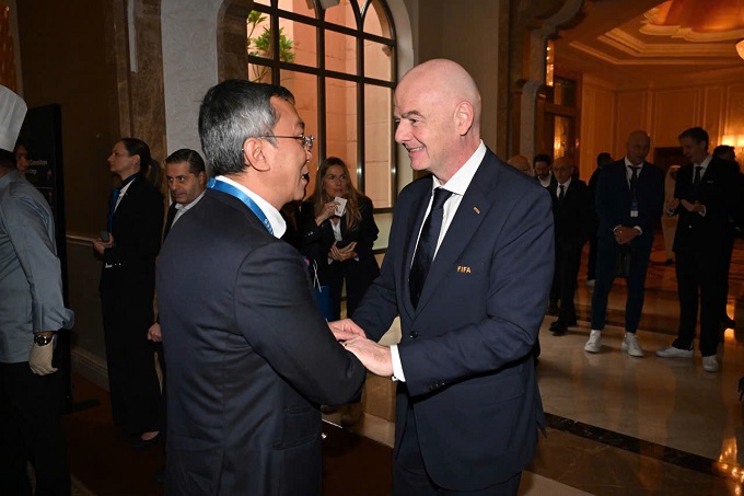 Chủ tịch FIFA Gianni Infantino (phải) và Chủ tịch VFF Trần Quốc Tuấn