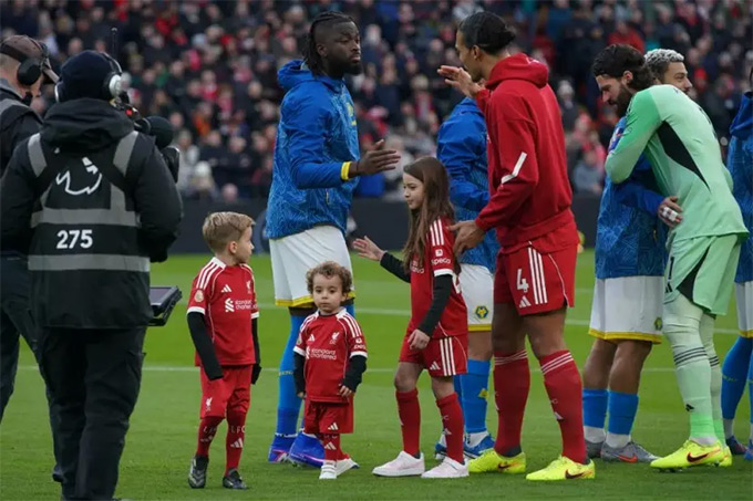 Các con của Jota nắm tay dàn sao Liverpool bước khỏi đường hầm sân Anfield