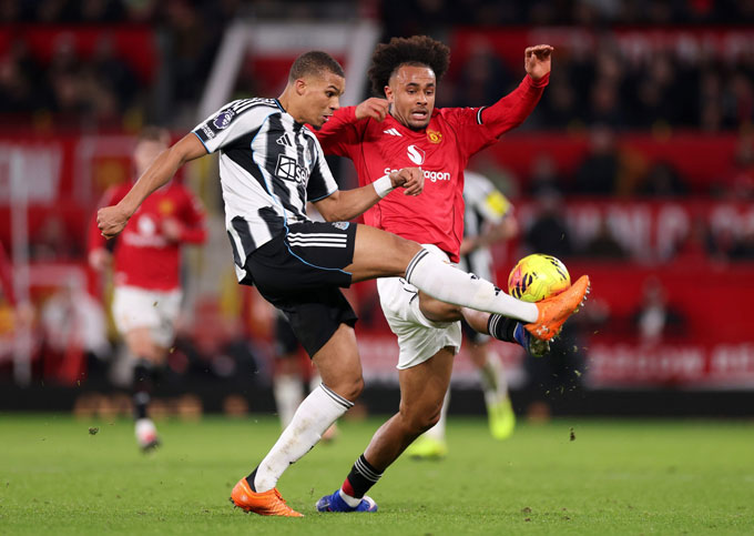 Zirkzee thi đấu nhạt nhoà ở trận gặp Newcastle