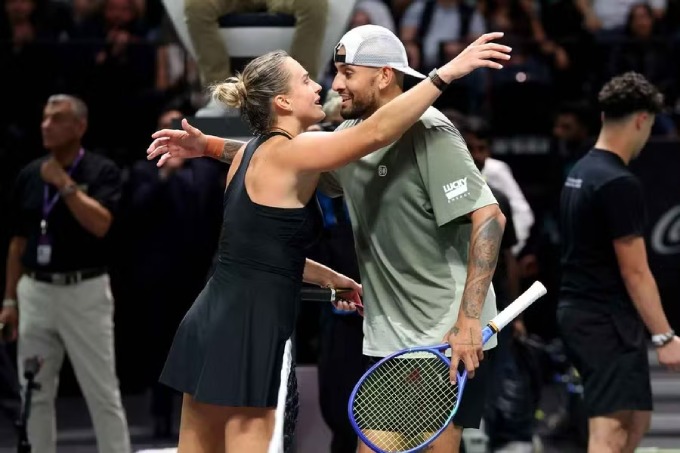 Sabalenka (bên trái) không thể gây sốc cho Kyrgios