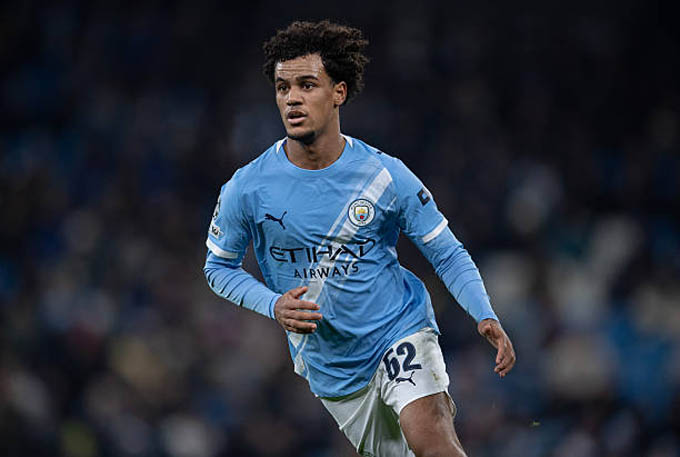 Man City muốn bán Bobb
