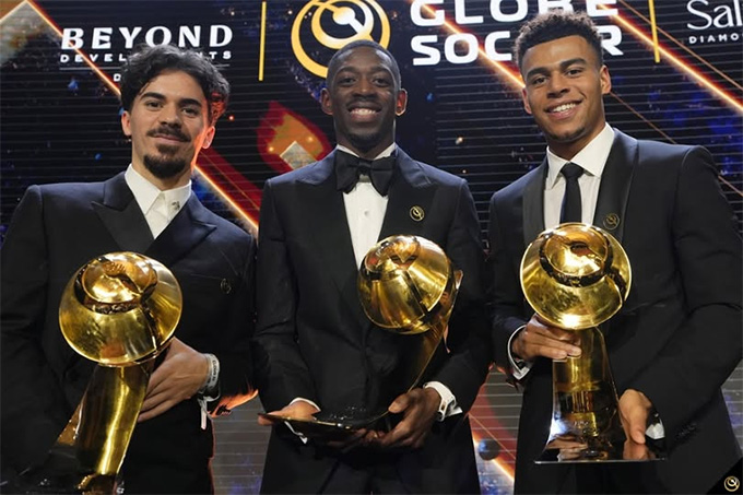 Vitinha cùng đồng đội Dembele và Doue tại lễ vinh danh của Glober Soccer