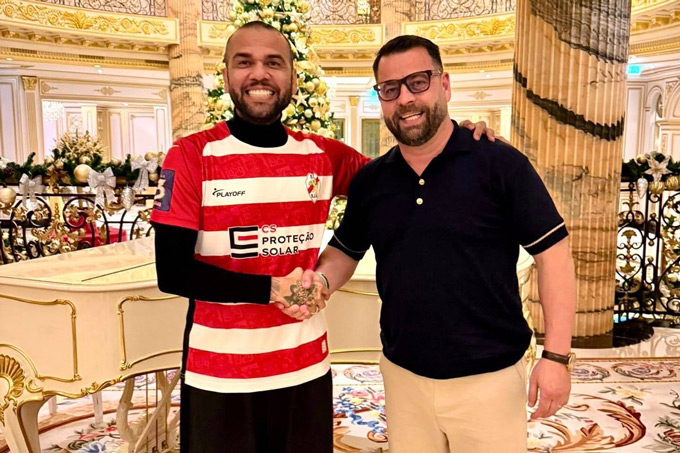 Alves (trái) đã trở thành đồng sở hữu của đội bóng hạng Ba Bồ Đào Nha, Sporting Clube de Sao Joao de Ver