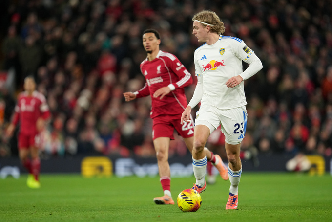 Hàng công của Liverpool (áo đỏ) bất lực trước đội khách Leeds