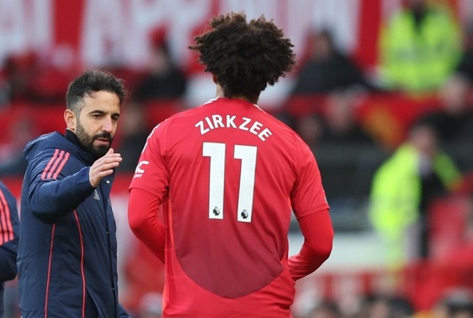 Joshua Zirkzee được HLV Ruben Amorim của MU tung vào sân từ băng ghế dự bị