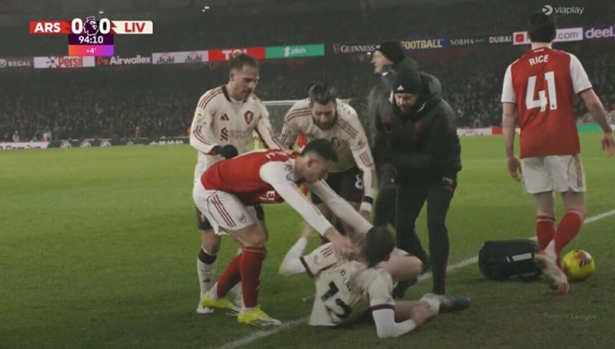 Martinelli đòi "xách cổ" Bradley lôi ra ngoài sân