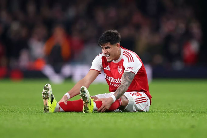 Hincapie bị đau ở trận hòa của Arsenal với Liverpool