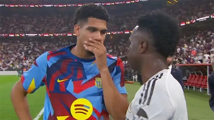 Vinicius hỏi thăm Araujo giữa trận