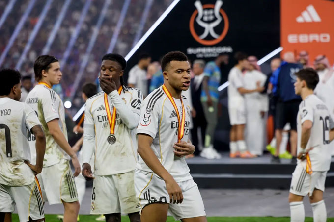 Mbappe kêu gọi các đồng đội quay về phòng thay đồ và không xem Barca nhận cúp