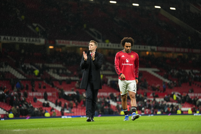 HLV Darren Fletcher (trái) nhận lỗi trước khán giả, nhưng ông không có lỗi