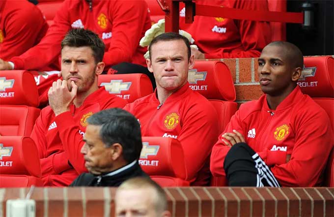Carrick và Rooney đều từng có thời gian thi đấu cho MU
