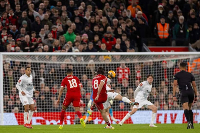 Siêu phẩm của Szoboszlai trước Barnsley