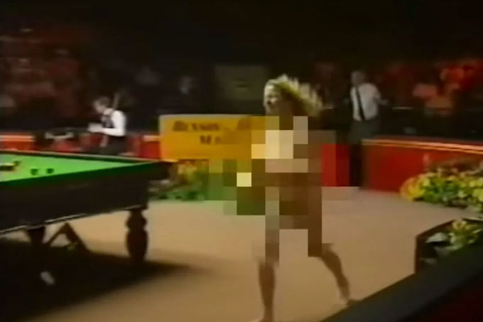 Lianne Crofts bất ngờ lột hết quần áo lao vào giữa trận đấu của Steve Davis và Ronnie O’Sullivan