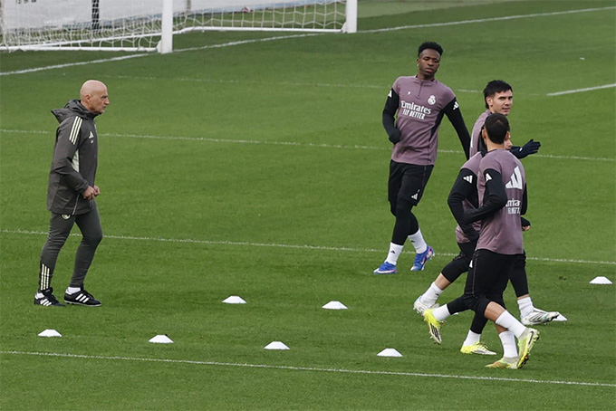 Pintus rèn thể lực cho các cầu thủ Real Madrid trong buổi huấn luyện đầu tiên của tân HLV Arbeloa