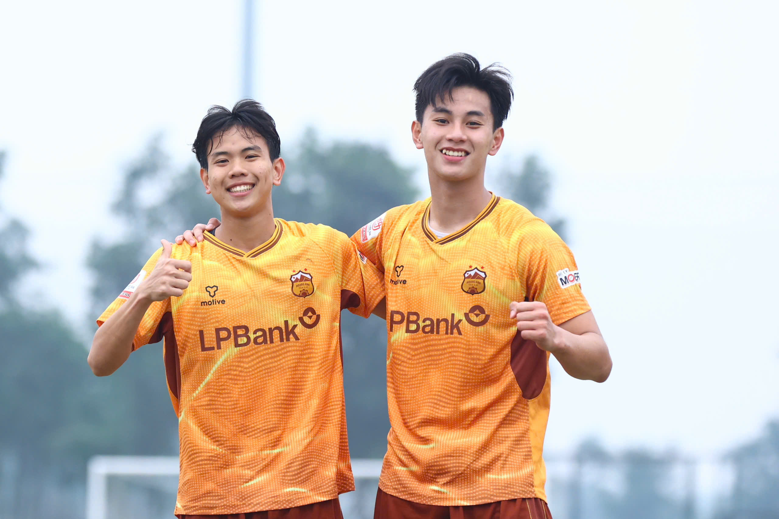 Gia Bảo (phải) toả sáng rực rỡ trong chiến thắng của U19 HAGL trước U19 Đồng Tháp