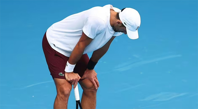 Djokovic không thể tiếp tục buổi tập chi sau 12 phút