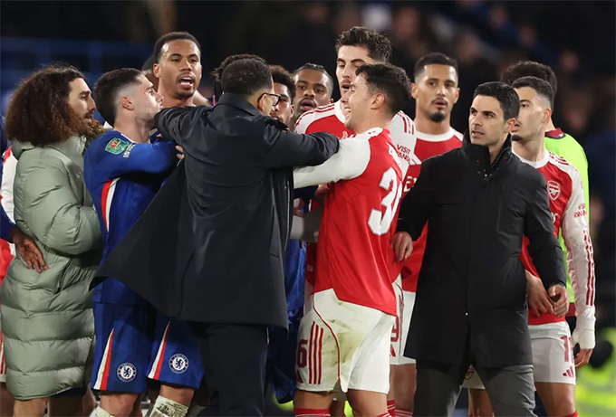 Enzo Fenandez lao vào Martin Zubumendi, khiến HLV Rosenior phải cô gắng can anh ra