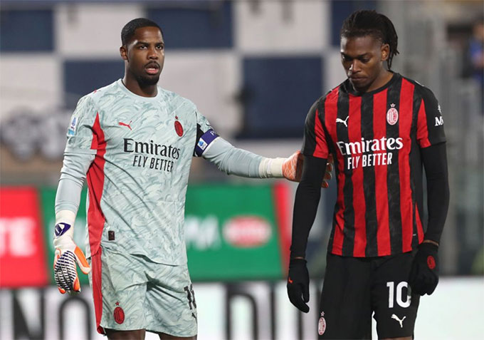 Thủ môn Maignan động viên Leao sau khi Milan thủng lưới