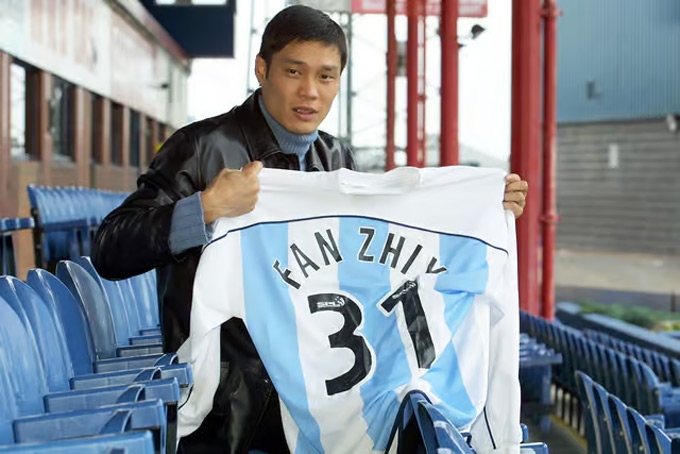 Fan thời còn khoác áo CLB Dundee năm 2001