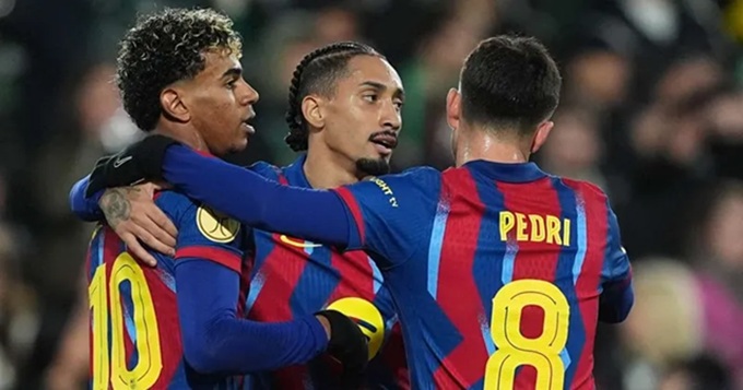 Barca phải dùng hết sức mới vượt qua được Racing