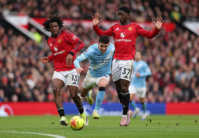 Foden thi đấu nhạt nhòa ở trận derby Manchester